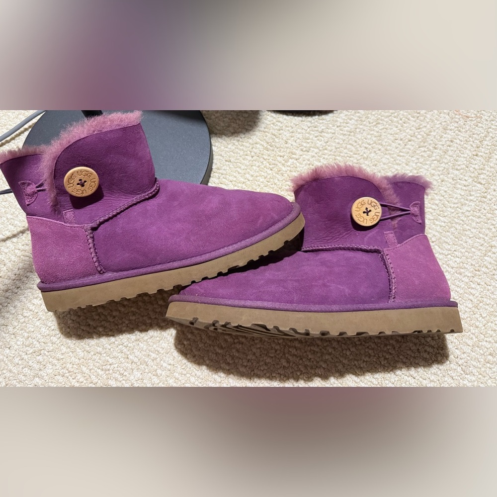 UGG Australia Women's Bailey Button Purple Low Boots 9 Retail $159